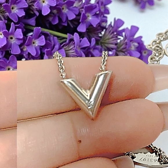 Louis Vuitton M63197 necklace essential v Necklace GP Silver - Picture 1 of 9